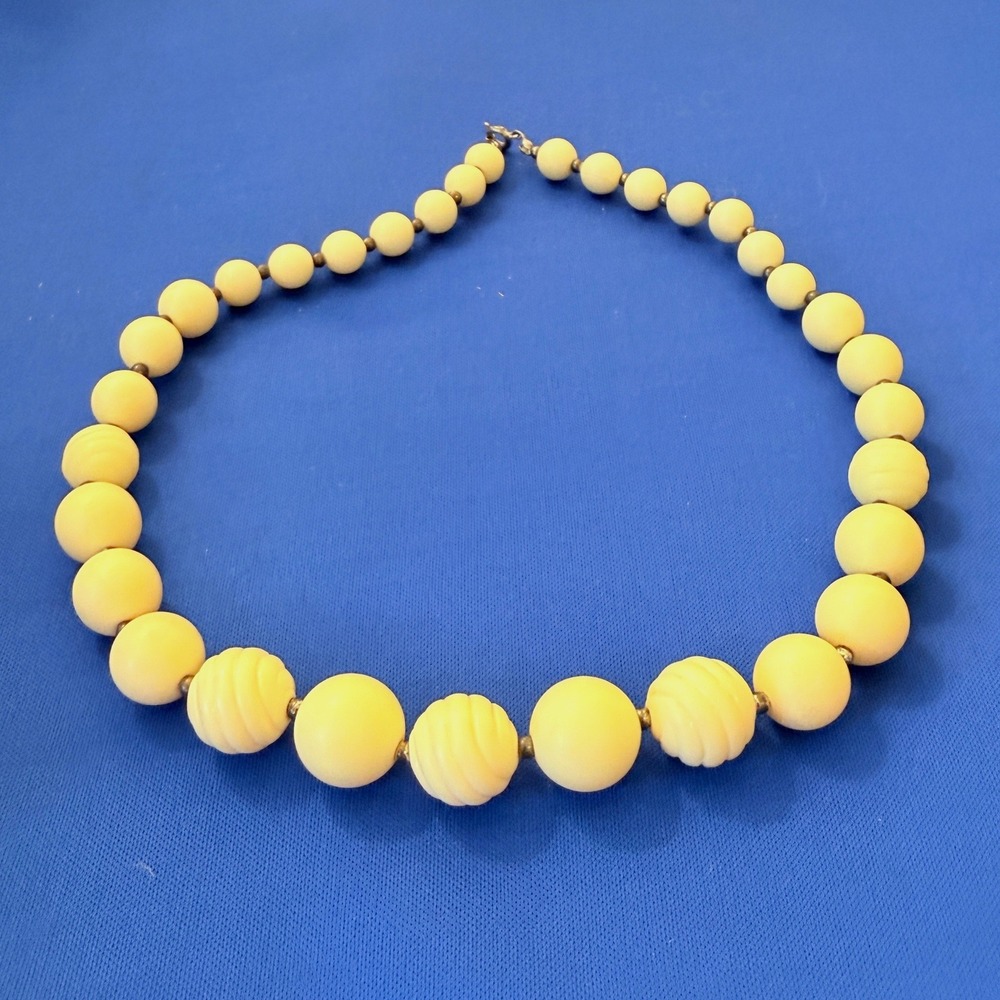 Vintage Cream Graduated Resin Bead Necklace Swirl Textured Tan Yellow 18 Inch